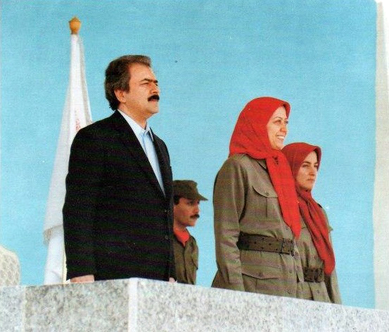 مسعود خدابنده پشتِ سر مسعود و مریم رجوی ایستاده است.