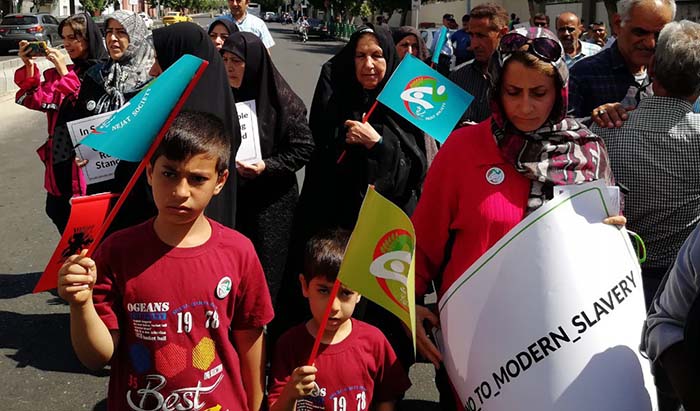 خانواده های اراکی مقابل سفارت ترکیه