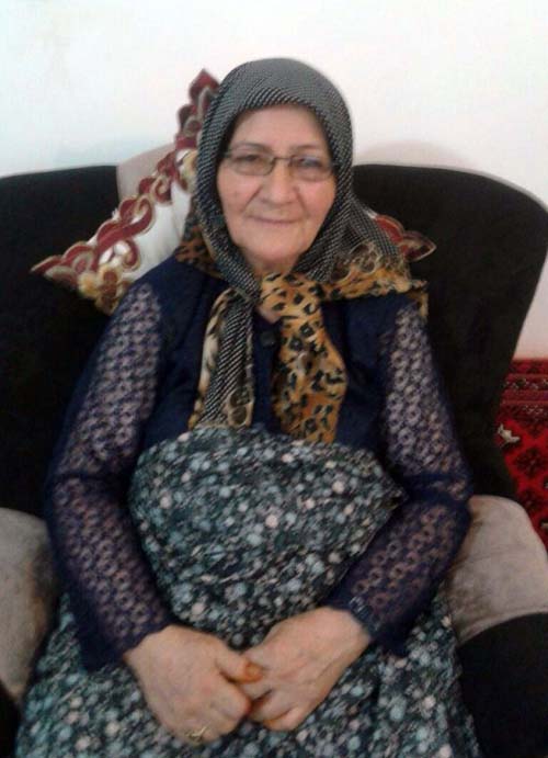 والدة اكبري نسب