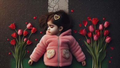 صبي مع السترة الوردي