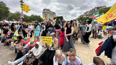صورة تجمع مجاهدي خلق مزين بأعلام غير إيرانية
