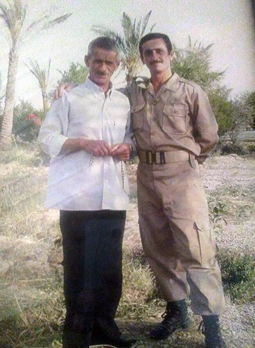 عکس پدر و فرزندش هادی آلفته در اسارتگاه اشرف