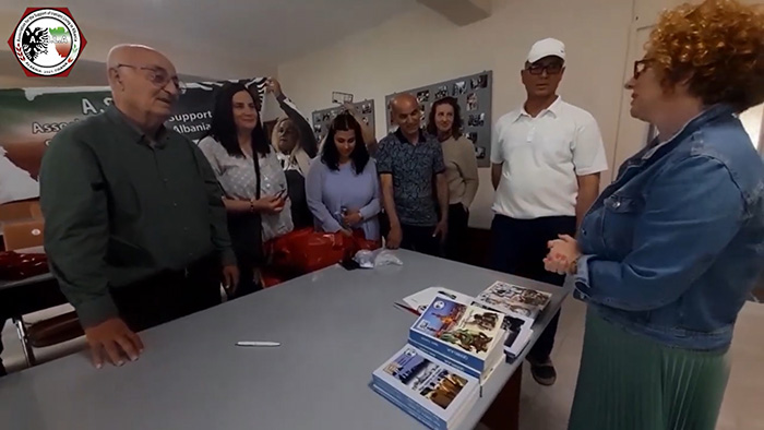 هدیه کتاب از انتشارات انجمن آسیلا به کتابخانه شهر ولورا