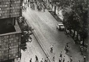 تظاهرات مسالمت آمیز مجاهدین خلق با تیغ و انواع سلاح سرد