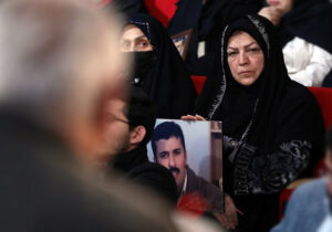 انتقام جوانی پسرم را از اوباش‌ رجوی می‌گیرم