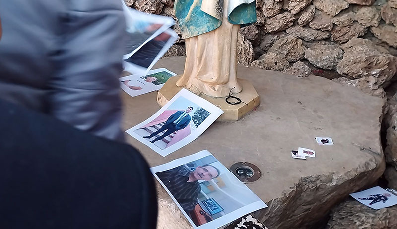 نیایش جمعی اعضای آسیلا در کلیسا