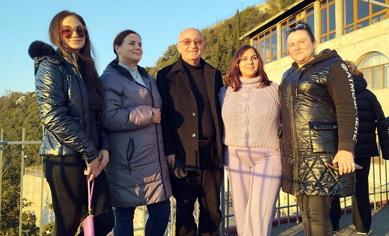 نیایش جمعی اعضای آسیلا در کلیسا