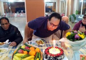 خارج از مناسبات فرقه ی مجاهدین، به زندگی لبخند می زنیم