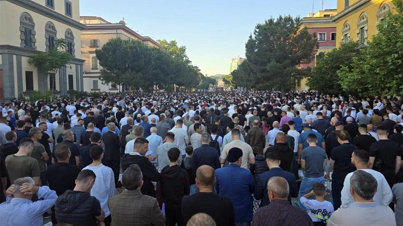 انجمن نجات آلبانی در عید قربان