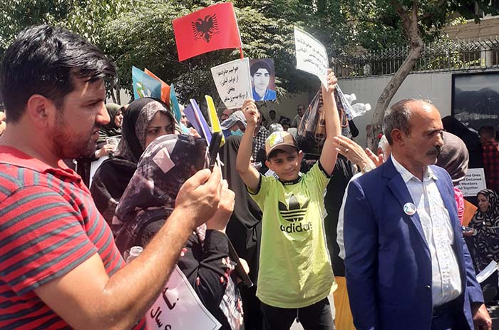 خانواده های البرزی در تجمع مقابل سفارت ترکیه
