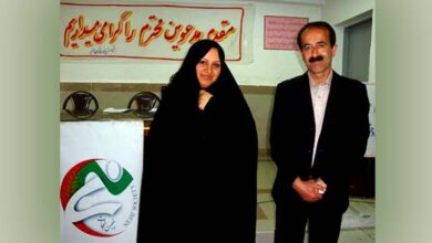 خواهر چشم انتظار حسین علیخواه در کنار محمدباقر کشاورز از اعضای جدا شده از مجاهدین خلق در همایش انجمن نجات