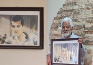 عکسی بر دیوار و عکسی در آغوش پدر