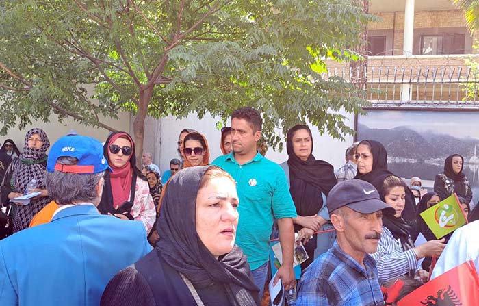 خانواده آلفته در تجمع مقابل سفارت ترکیه