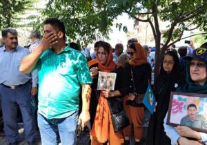 حضور خانواده هادی آلفته در گردهمایی انجمن نجات مقابل سفارت ترکیه