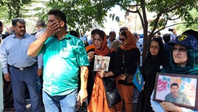 خانواده آلفته در تجمع مقابل سفارت ترکیه