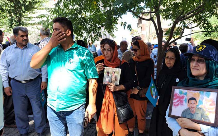 خانواده آلفته در تجمع مقابل سفارت ترکیه