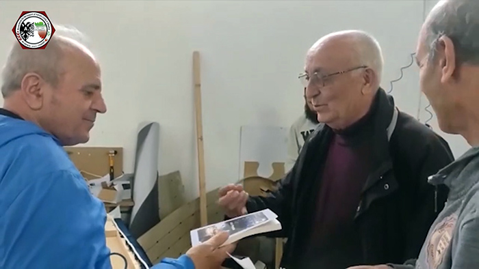 اهدای کتاب خلیل انصاریان به شهروندان آلبانی