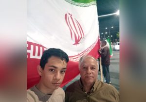 در زیر پرچم زیبای سه رنگ ایران