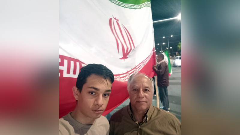 در زیر پرچم زیبای سه رنگ ایران