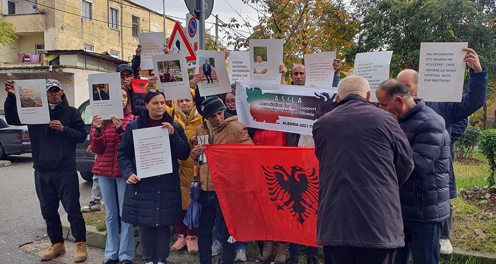 تجمع اعضای آسیلا مقابل اداره مهاجرت آلبانی