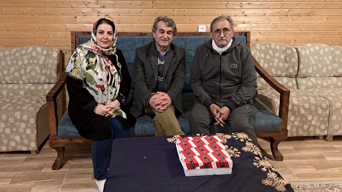 خانواده سیفعلی اصلانی در کنار اعضای انجمن نجات گیلان