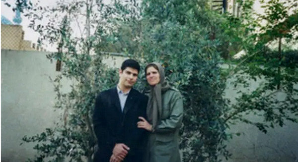 حنیف عزیزی و مادرش