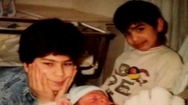 حنیف عزیزی و برادرش در کودکی