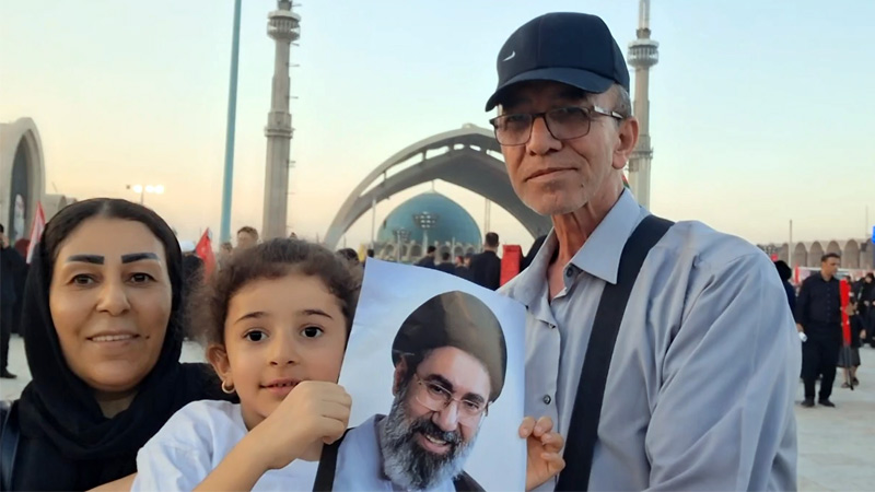 بخشعلی علیزاده و خانواده اش در مراسم تشییع رهبر شهید