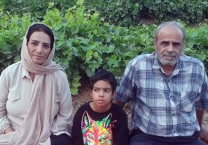 در کنار خانواده ام زندگی را زندگی می کنم