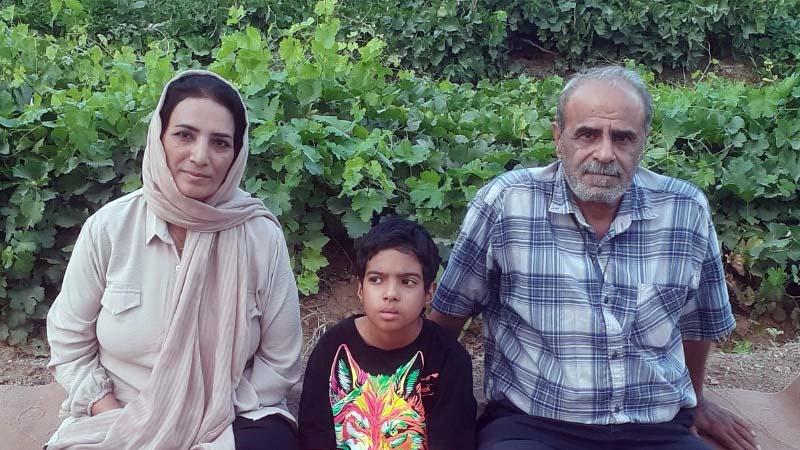 در کنار خانواده ام زندگی را زندگی می کنم