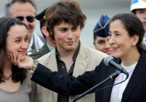 آیا خانم بتانکورت همسر و دو فرزندش را طلاق ایدئولوژیک داده؟