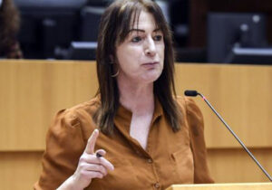 انتقاد نماینده پارلمان اروپا از حمایت غرب از مجاهدین خلق