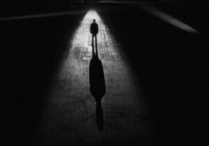 تاریکی همه چیز را می پوشاند جز خودش