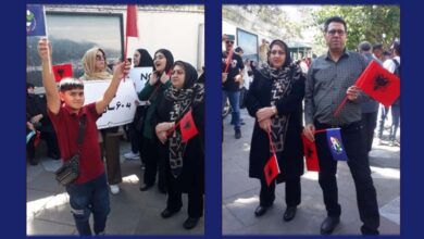 خانواده علی اصغر درویش تبار مقابل سفارت ترکیه در تهران