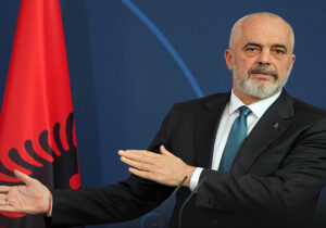 یک بام و دو هوای نخست وزیر آلبانی