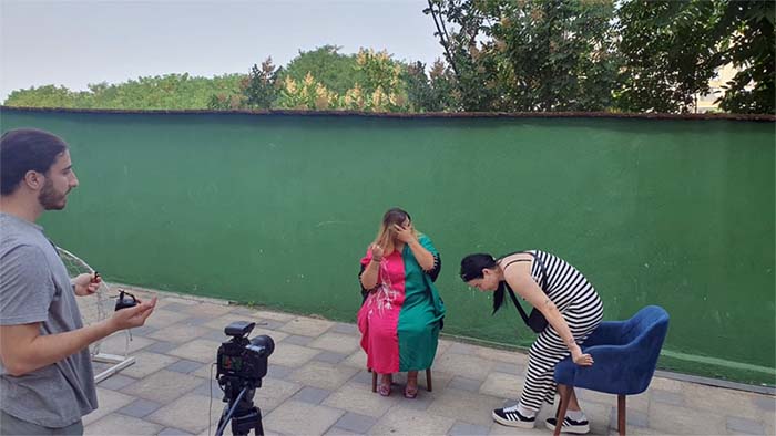 اریسا رحیمی حین انجام مصاحبه با نیوز 24