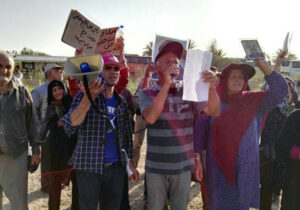 اولین حضور خانواده های خوزستانی در مقابل پادگان اشرف – قسمت دوم