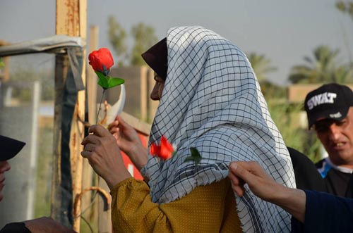 خانواده ها در مقابل کمپ لیبرتی در عراق