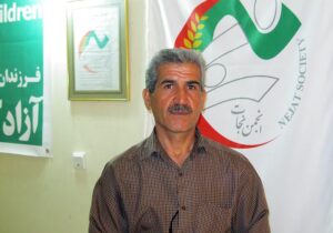 حضور آقای فاضل فرهادی جدا شده از فرقه رجوی در دفتر انجمن نجات