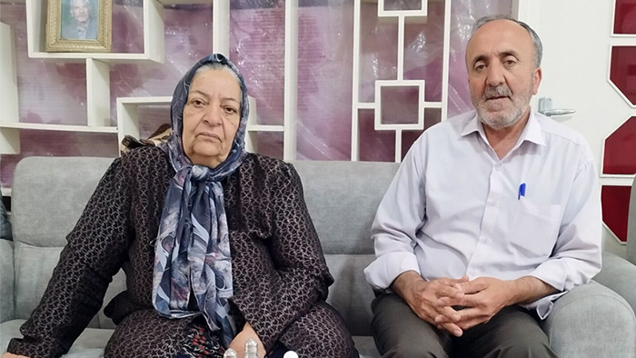 دیدار اعضای انجمن نجات اصفهان با مادر علی فاتحی 