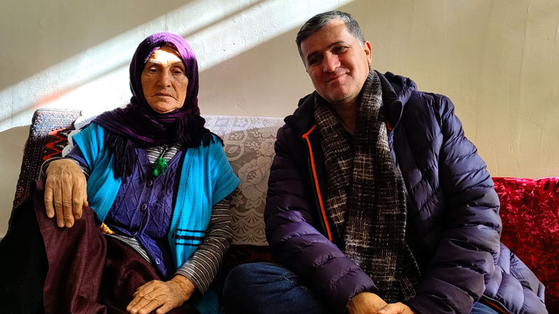 دیدار اعضای انجمن نجات زنجان با مادر مرتضی قدیمی