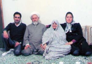 پدر در چشم انتظاری تو چشم از جهان فرو بست