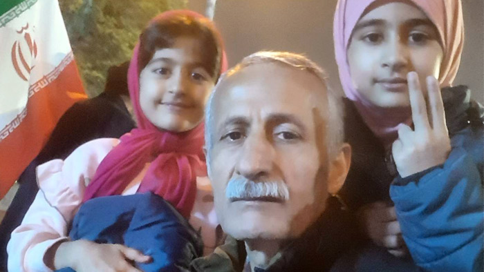 محمد رضا گلی به همراه فرزندانش