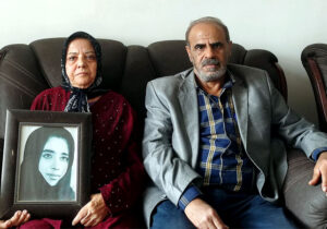 دیدار اعضای انجمن نجات اراک با مادر پروانه ربیعی