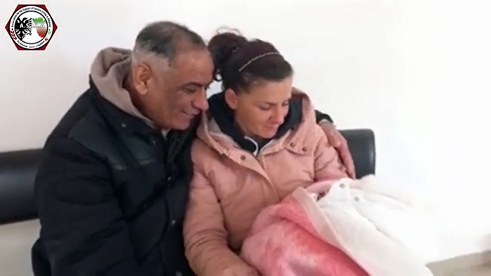 علی هاجری بعد از یک ماه دخترش را در آغوش گرفت