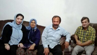 خانواده علی اصغر حاتم در کنار مسئول انجمن نجات گیلان