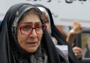 حضور مادر سعید فرج الله حسینی در تجمع اعضای انجمن نجات در مقابل مقر صلیب سرخ