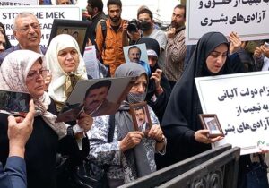 حضور خانواده های چشم انتظار گیلک در مقابل مقر کمیته صلیب سرخ جهانی