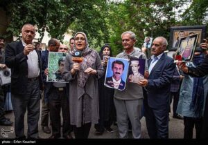 گزارش تصویری از تجمع انجمن نجات مقابل دفتر صلیب سرخ