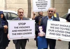 واکنش دردآلود مجاهدین خلق به تجمع خانواده های انجمن نجات مقابل صلیب سرخ